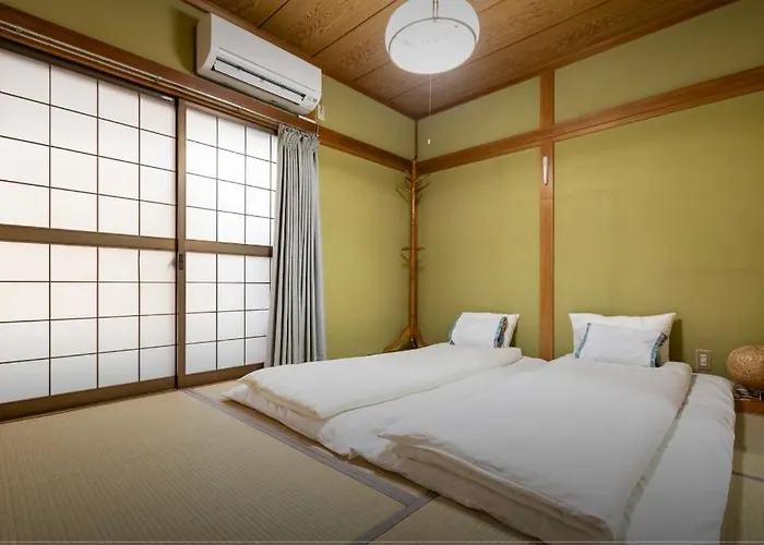 10Mins Train To Namba, 4 Mins Walk To Stn, 2 Floors Japanese Style , 2-8 People