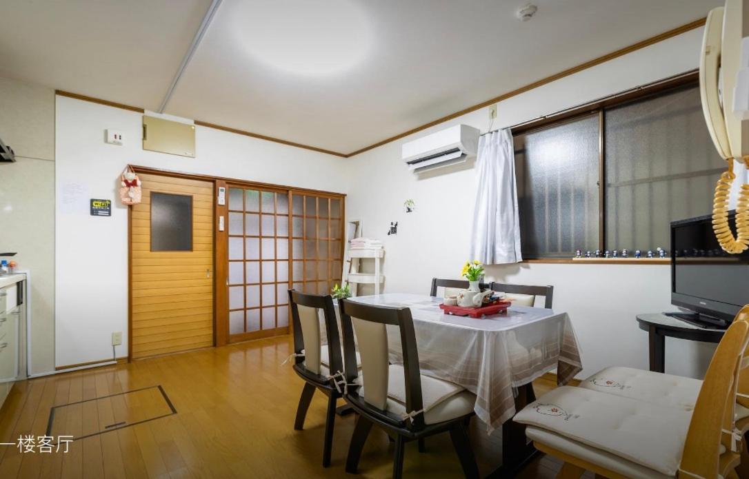 วันหยุดที่บ้าน 10mins Train To Namba, 4 Mins Walk To Stn, 2 Floors Japanese Style , 2-8 People *