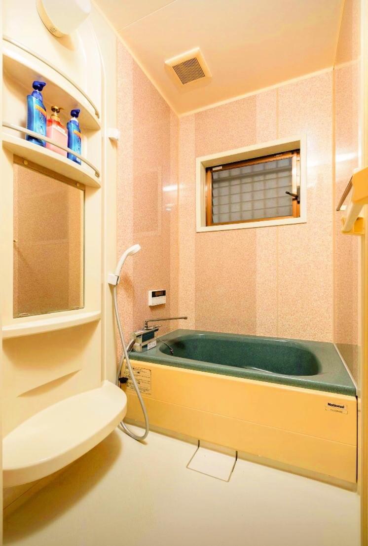 10mins Train To Namba, 4 Mins Walk To Stn, 2 Floors Japanese Style , 2-8 People โอซาก้า